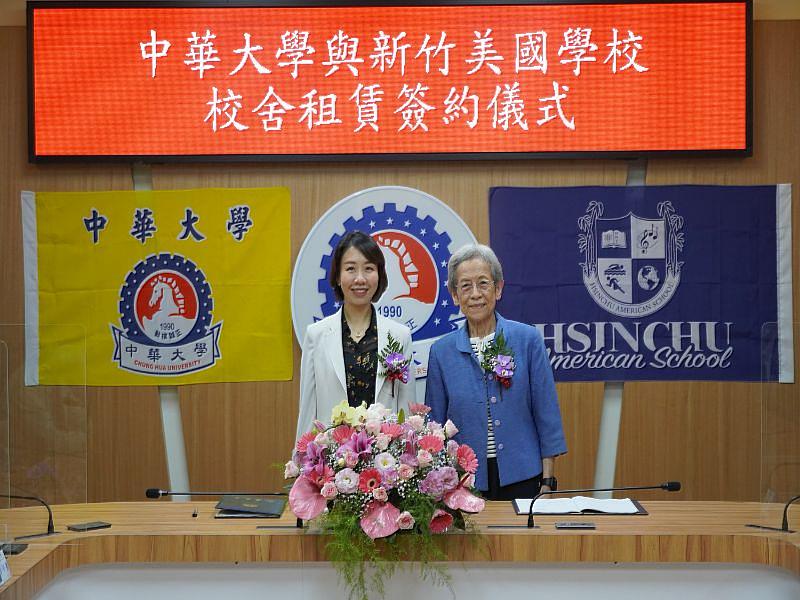 中華大學董事長李姸慧（左），新竹美國學校榮譽董事長張富美（右），是促成2校合作的關鍵人物。
