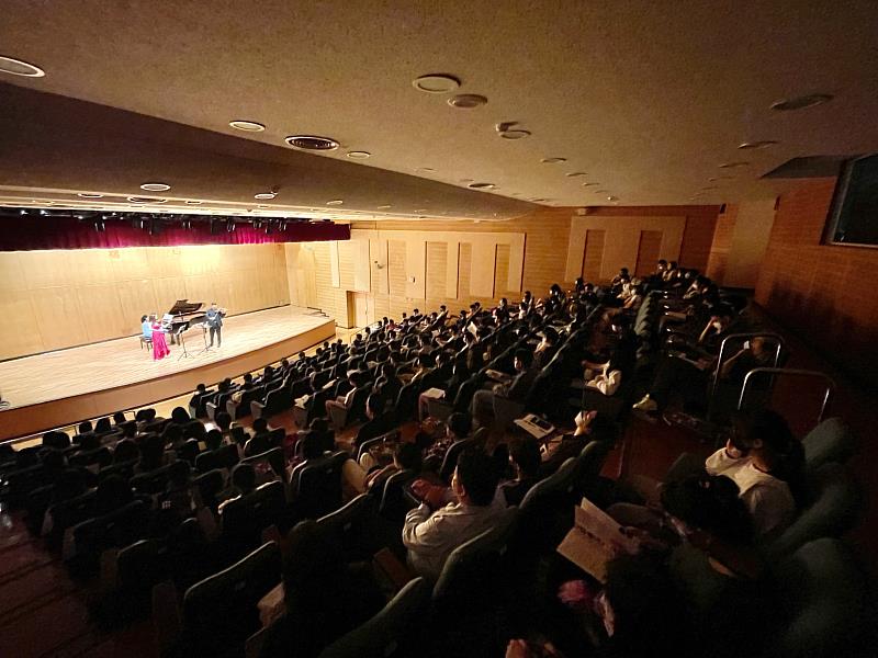 台灣耶魯室內樂團受邀至高雄醫學大學演出，引發熱烈迴響