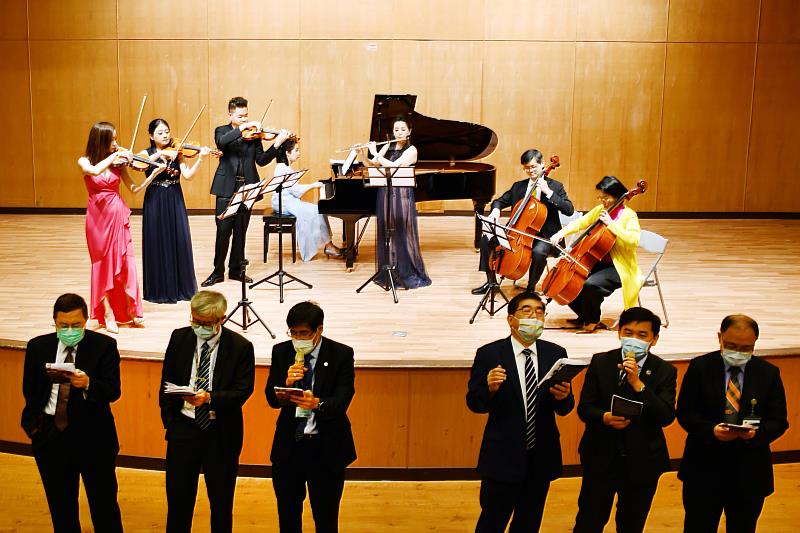 台灣耶魯室內樂團將高醫大校歌重新編曲成室內樂版本，現場由高雄醫學大學董校院首長領唱校歌
