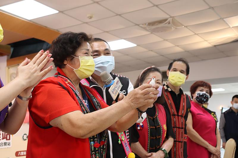 ▲侯友宜市長(右)請長者示範自備酒精消毒（圖／新北市原住民族行政局提供）