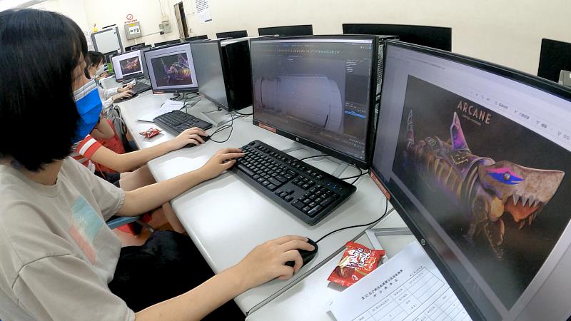 朝陽科大資訊管理系學生徐婕綾勇奪全國技能競賽中區分賽3D數位遊戲藝術職類金牌，表現優異。