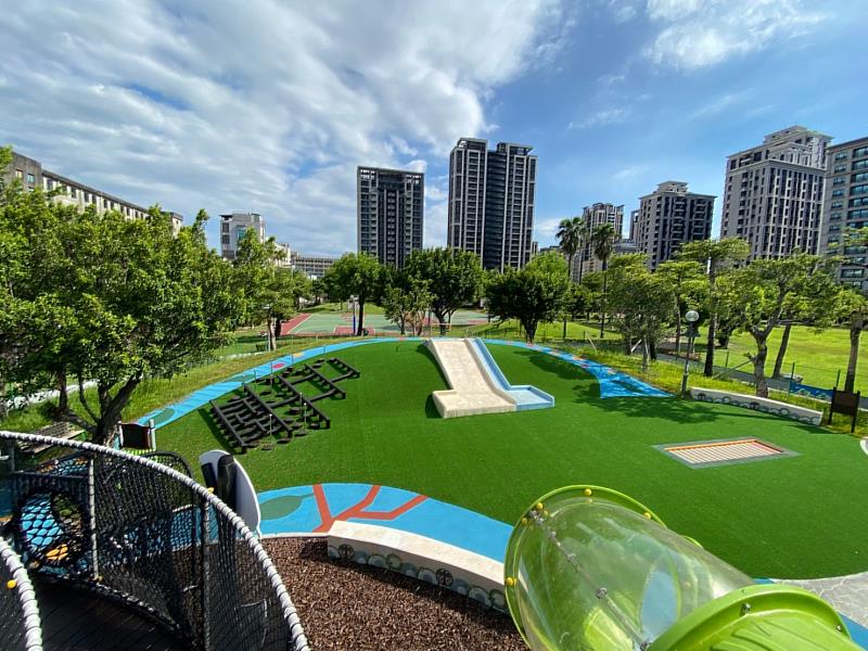新莊區頭前運動公園遊戲場2層樓高樹梢觀察站可眺望整個公園