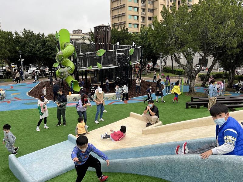 新莊區頭前運動公園兒童遊戲場適合各種年齡層小朋友遊玩