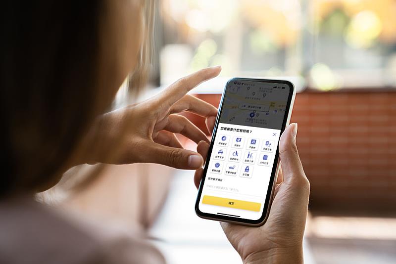 使用55688 APP叫車，點選「備註需求」中的【收納輪椅】、【協助上車】或【不要休旅車】，提升友善出行