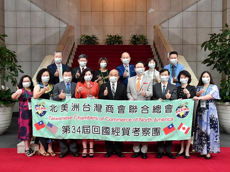 北美洲臺灣商會聯合總會回臺參訪團，由僑委會委員長童振源(右四)陪同，4月27日拜會行政院，由行政院長蘇貞昌(左五)親自接見