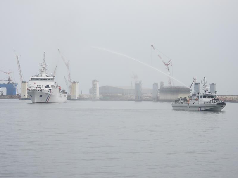 新竹隊10088艇噴水迎接新竹艦