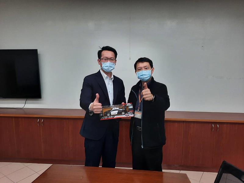 崑大張世熙學務長（右）與臺南市警察局永康分局甘分局長（左）合影