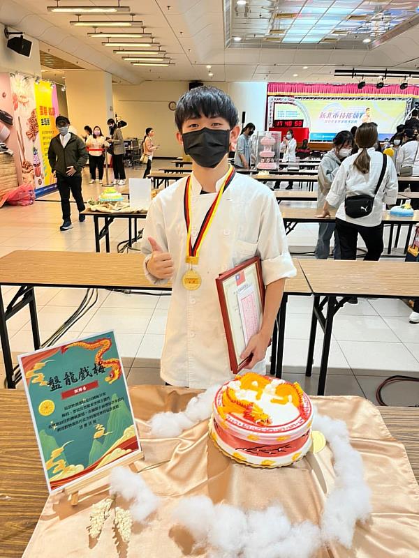 景文科大餐飲系曾奕嘉作品盤龍戲梅榮獲金牌。