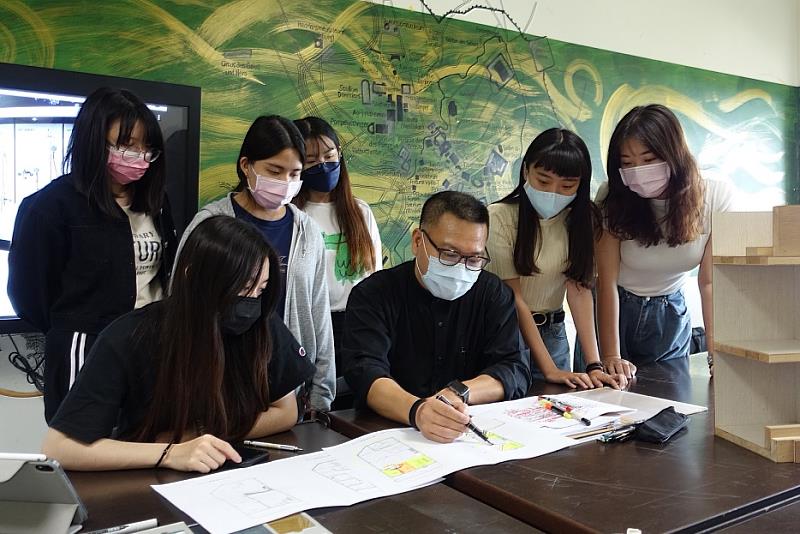 圖說四：陳逸聰主任指導同學作品