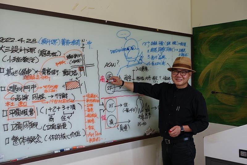 圖說三：陳逸聰主任上課情景