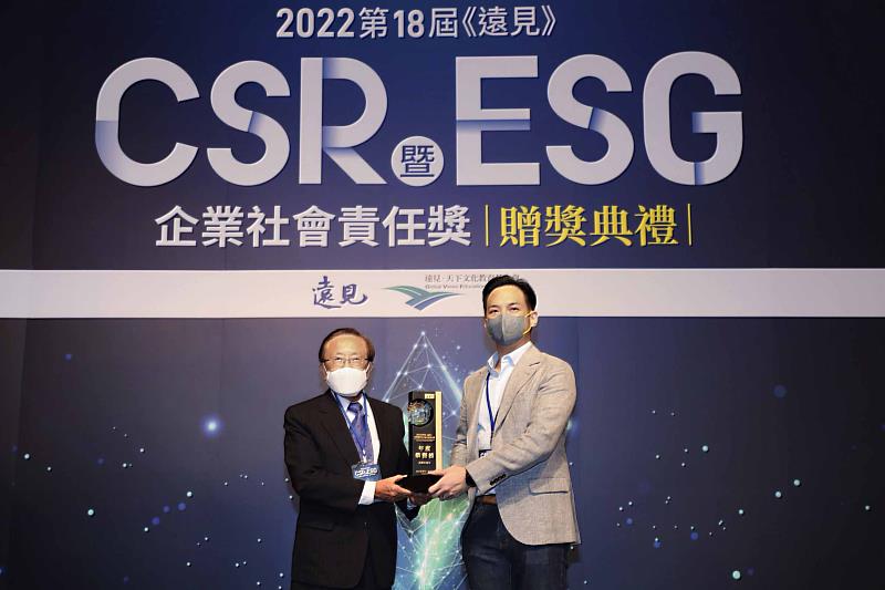 台灣大哥大今年首度入選「年度榮譽榜」，林之晨總經理(右)從遠見·天下文化事業群創辦人高希均(左)手中領獎。