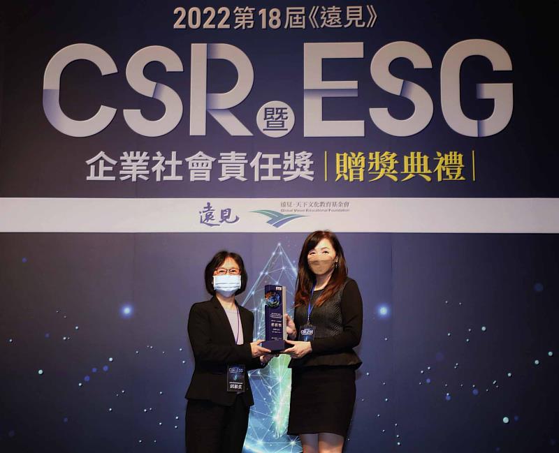 台灣大哥大為員工創造高「學力」，今年獲得傑出方案--人才發展「楷模獎」，由台灣大哥大副總經理劉麗惠領獎。