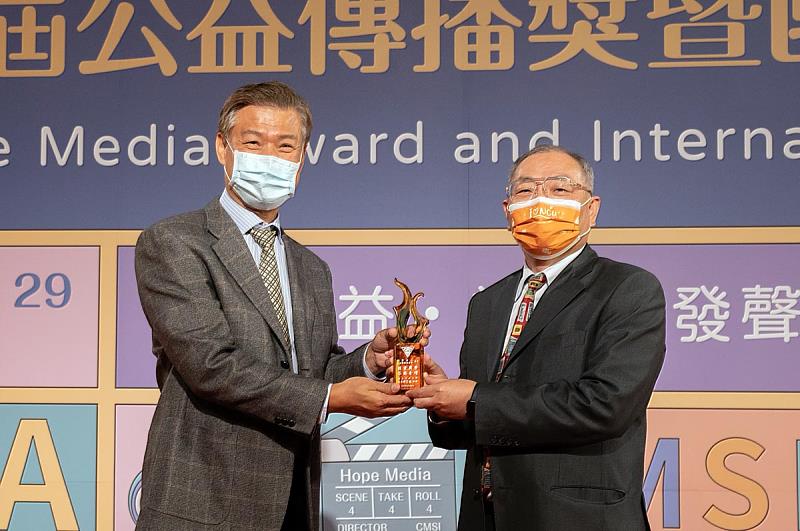 國立中央大學顏上堯副校長（右）頒發致謝琉璃獎座給公益傳播基金會顏國基董事長（左）。