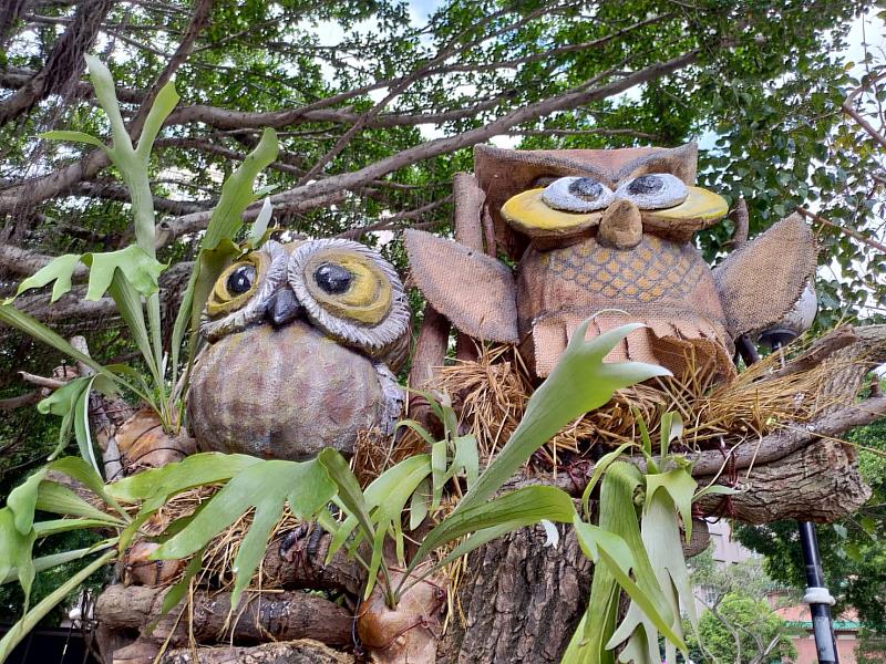 2隻Q版貓頭鷹，取其叫聲及恩愛夫妻的形象為作品主題