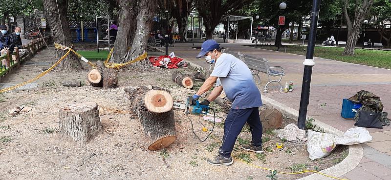 區公所與里長邀請宜蘭傳藝中心駐園藝師吳俊毅現場施作