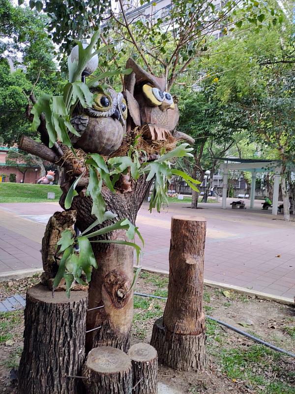 透過園藝師的巧手讓枯木展現新生命