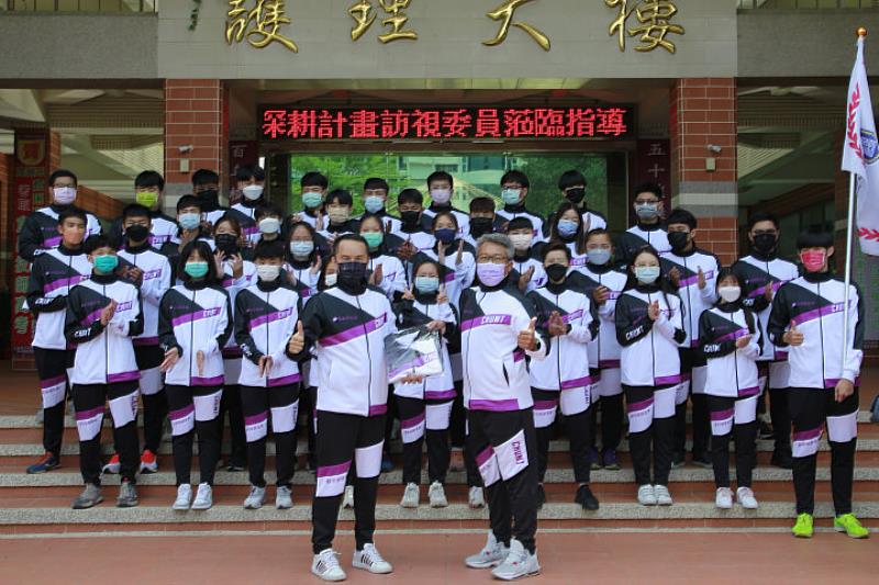 愛爾麗醫療董事長常如山（左）代表集團贈送105套嶄新選手衣給華醫運動代表隊