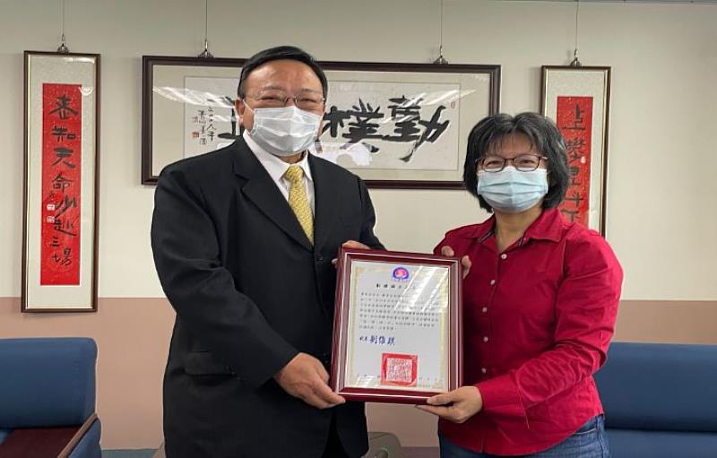 圖/中華大學校長劉維琪特別頒發「勤樸誠正」校訓表揚狀，感謝中云媽媽的付出與偉大。