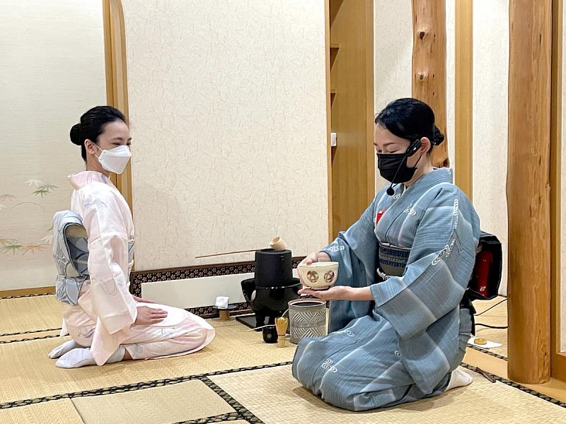 日本裏千家茶道鍾宜哲教授，在義守大學日本文化情境教室1比1仿真茶室中，展演日本茶道文化，日式風情的營造彷彿置身於日本（資料畫面來源：義守大學提供）。