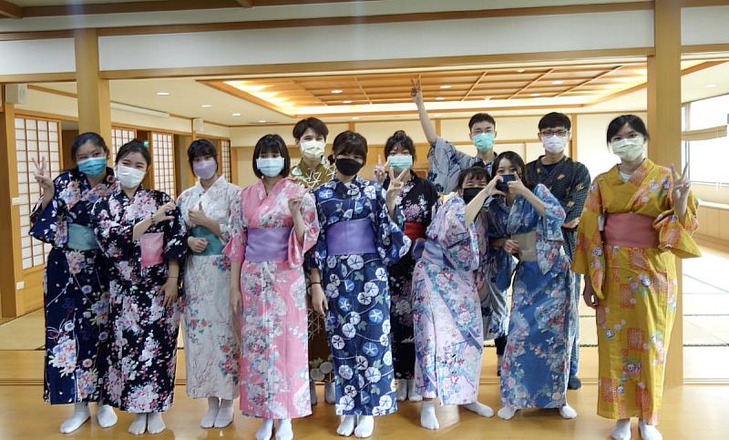 「和風祭」中最受歡迎的浴衣體驗，每年總是吸引許多同學前來體驗，應日系特別提供拍立得服務，讓參與學生留影紀念（資料畫面來源：義守大學提供）。