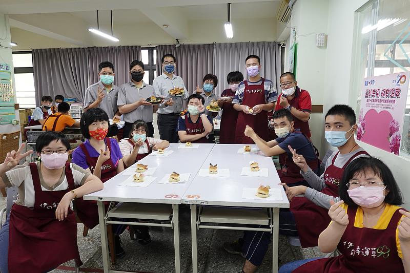 臺鹽公司志工們陪伴身障青年製作母親節幸福料理，教導用「鮮選我-頂級黑豆鹽麴厚醬油」醃製美味漢堡食材。