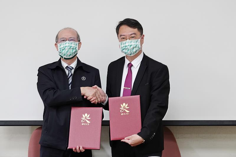 佛光大學校長何卓飛與台北榮民總醫院所屬玉里分院胡宗明院長今日簽訂策略聯盟。