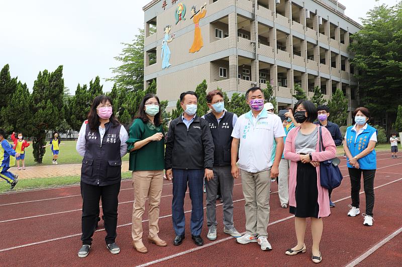 打造舒適校園環境！翁縣長視察嘉義縣平林國小擴建央廚及PU跑道新建工程