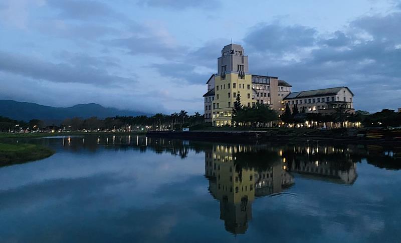 華燈初上的東華大學校園。