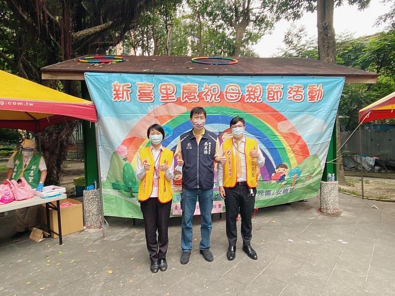 中山區新喜里在兼顧防疫下舉辦了母親節贈禮活動，永慶房屋熱情協助活動順利。