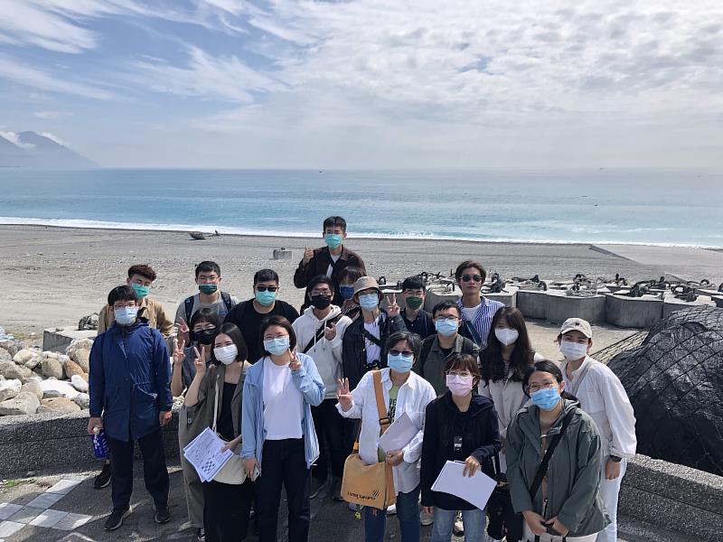 社會學系師生至七星潭體驗海之歌行程，瞭解海灘生態及地方觀光發展問題。