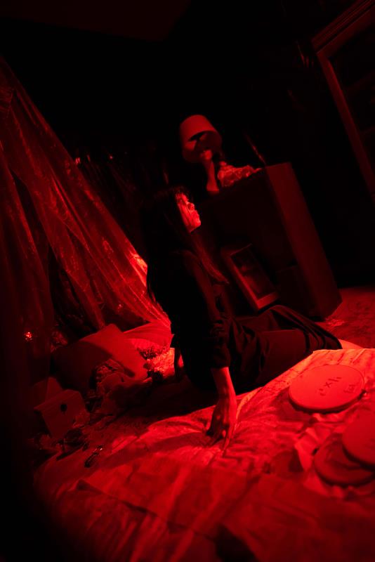 學生在「血案-血染女兒房」場景中，扮演慘遭滅門的淒厲女鬼