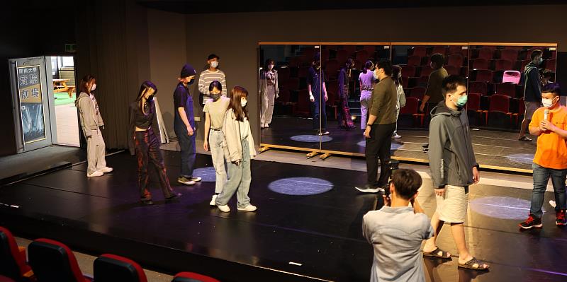 地球李嘉文（右）教導學生進行舞台表演與走位練習，學生收穫滿滿