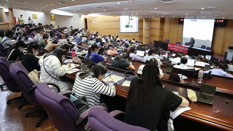 南華大學辦理企業經營與人文講座，邀請台北經營管理研究院陳明璋院長蒞校演講，陳明璋院長勉勵大學生訂立目標、逐夢踏實。