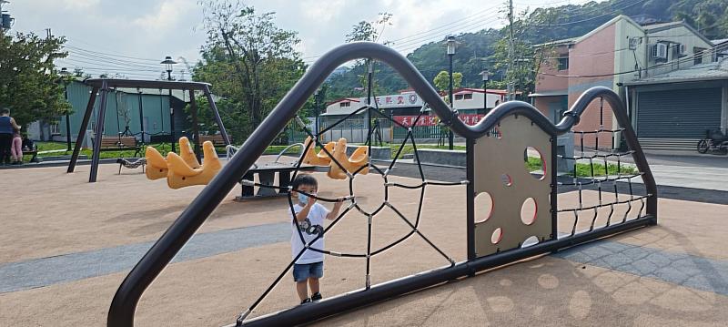 育德公園-蜘蛛網狀攀爬網 讓小朋友可以選擇不同挑戰性的攀爬路線