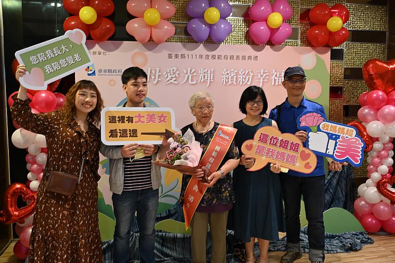 台東歡慶母親節 饒慶鈴頒獎表揚全縣20位模範母親 讚頌母愛偉大