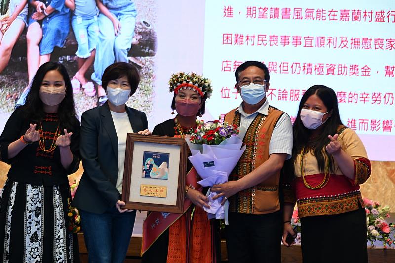 台東歡慶母親節 饒慶鈴頒獎表揚全縣20位模範母親 讚頌母愛偉大