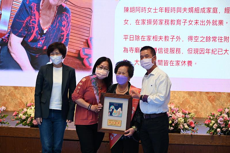 台東歡慶母親節 饒慶鈴頒獎表揚全縣20位模範母親 讚頌母愛偉大