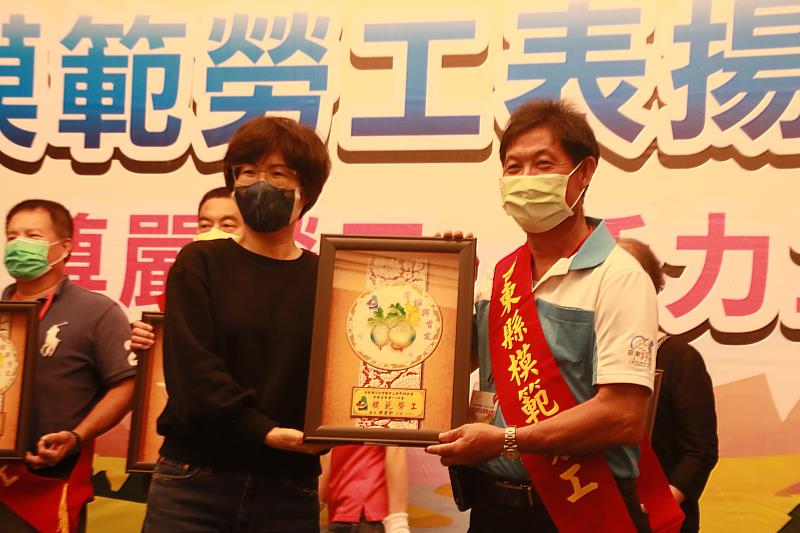 台東歡慶母親節 饒慶鈴頒獎表揚全縣20位模範母親 讚頌母愛偉大