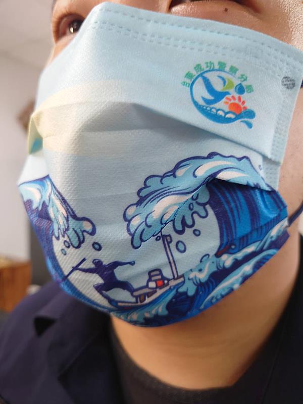 海洋意象勇者無懼 臺東縣成功警分局特製款口罩凝聚團隊精神