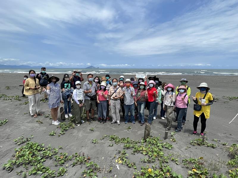 參與活動的學員共同在龜山島前合影