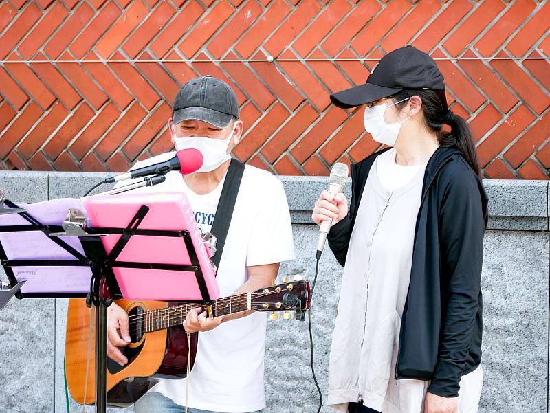 《簡簡單單-李慶安.張書慧》將情感融入在歌曲中，呈現多重豐富的音樂饗宴