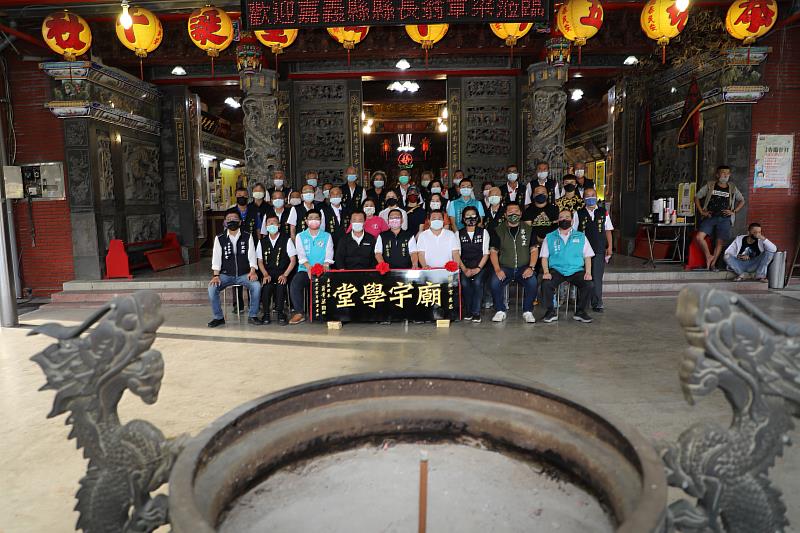 翁縣長贈匾鎮安宮「廟宇學堂」