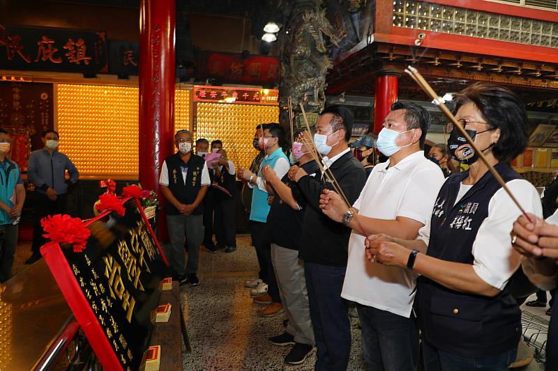 翁縣長贈匾鎮安宮「廟宇學堂」