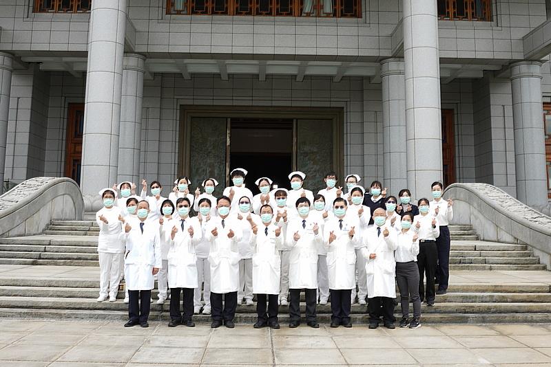 花蓮慈濟醫院36名醫護同仁，8日出席慈濟56浴佛大典。