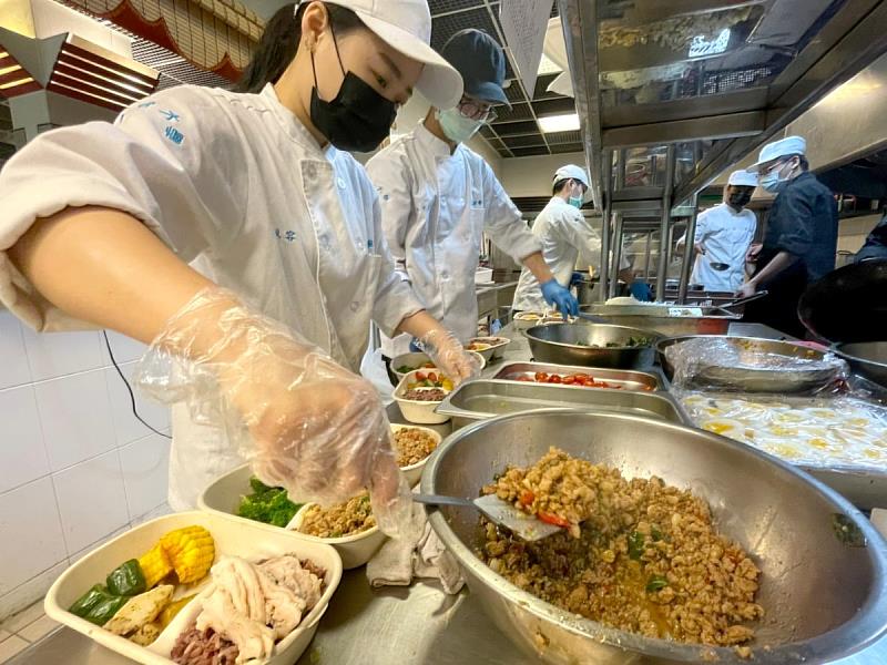 義守大學廚藝系順應時下飲食潮流，利用實務課程首次在校園推出低油、低鹽、低醣的健康餐盒，深受全校師生的歡迎（資料畫面來源：義守大學提供）。