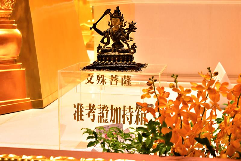 聖山寺為考生們在准考證蓋上舍利子加持的三寶印，供於文殊菩薩加持箱。（靈鷲山佛教教團提供）