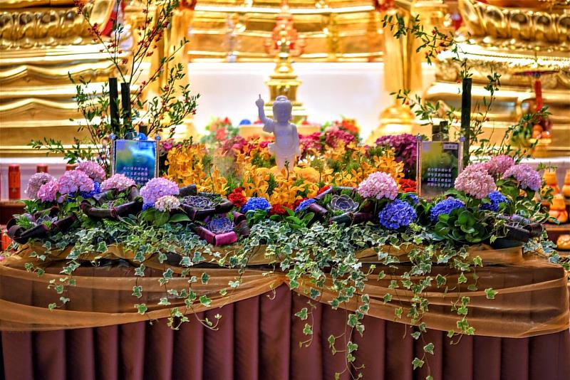 今年聖山寺運用巧思，將浴佛區利用花材重現當年佛陀誕生的藍毗尼園場景。（靈鷲山佛教教團提供）