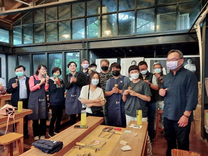 東華大學ESG & SDGs共識營於青木工坊手作刮痧板體驗-刨木玫瑰。