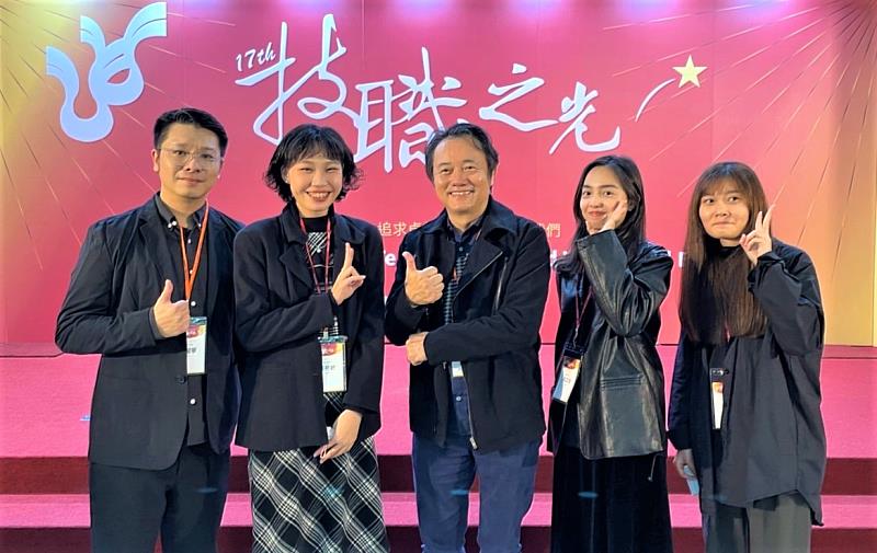 朝陽科大視傳系獲獎學生團隊與設計學院院長歐聖榮(中)及指導老師李耀華(左一)合影。