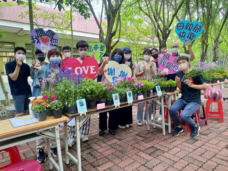 南華大學舉辦「盆花傳情‧感恩有您」活動，歡慶母親節。